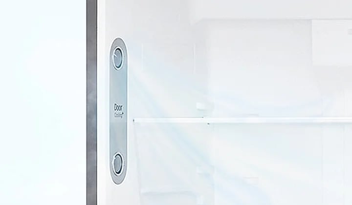 냉장고 내부의 일부가 보이며, 문 쪽에는 Door Cooling이라는 텍스트가 적힌 패널이 있습니다. 패널에는 두 개의 원형 통풍구가 있으며, 시원한 공기가 흐르는 듯한 파란색 선이 표현되어 있습니다. 