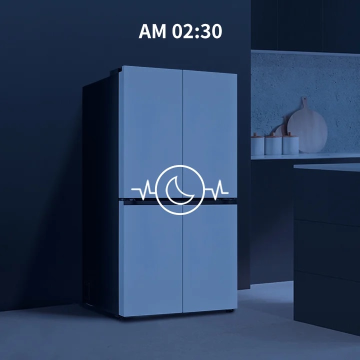 냉장고가 어두운 주방에 놓여 있으며, AM 02:30이라는 텍스트가 표시되어 있습니다. 냉장고 앞에는 초승달과 심장 박동을 나타내는 아이콘이 있습니다. 배경에는 조리대와 주방 도구들이 보입니다.
