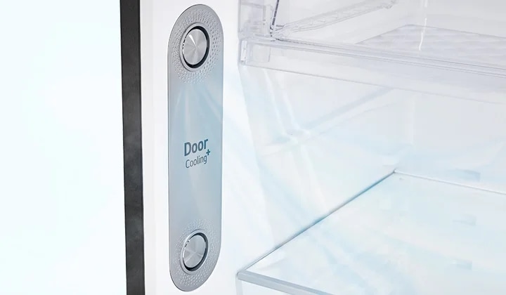 냉장고 내부의 모습이 보이며, 문 쪽에 Door Cooling+라는 텍스트가 있습니다. 냉장고 선반과 투명한 재질의 문이 함께 보입니다.